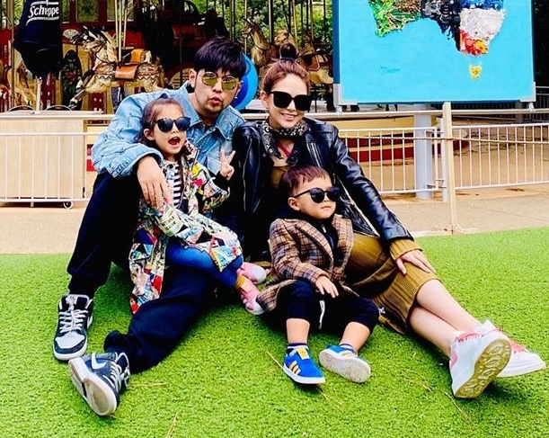 昆凌牵一双儿女看奶牛，弟弟身高快赶上姐姐，一家人穿扮超时髦