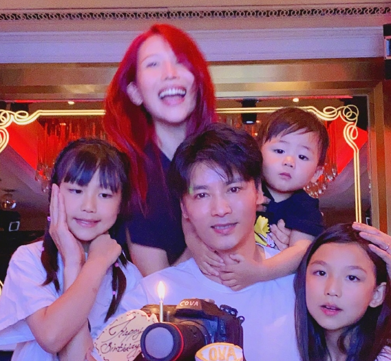 蔡少芬夫妇带儿子游玩被偶遇，张晋蹲地上给老婆儿子拍照，超幸福