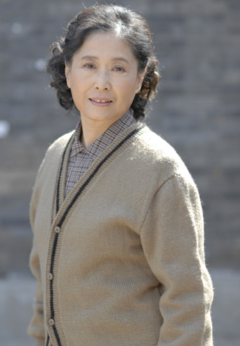 她是张嘉译的“妈”，国家一级演员，从未演过主角却越老越红
