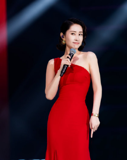 《乘风破浪》练习室曝光，姐姐们抗议穿制服，