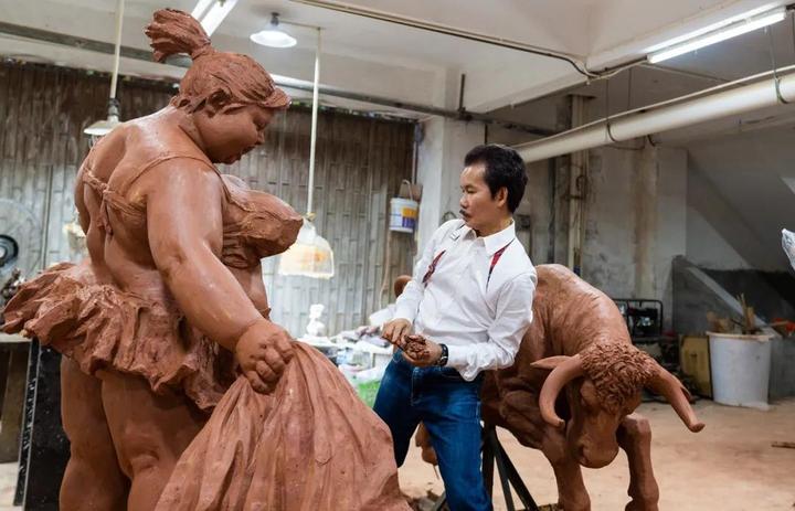 “肥女斗牛”泥稿放大，为西班牙而作