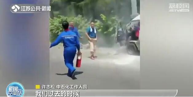司机被困着火面包车！在众人救援下死里逃生