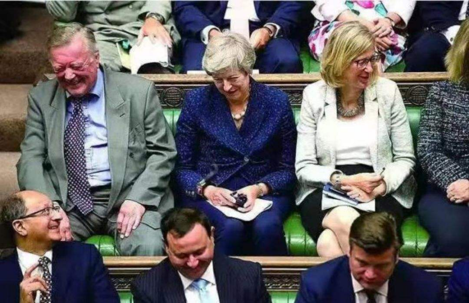 倫敦變毒城，萬人大逃離！ 英政客竟稱�拜中國所賜�，中國記者直接爆粗