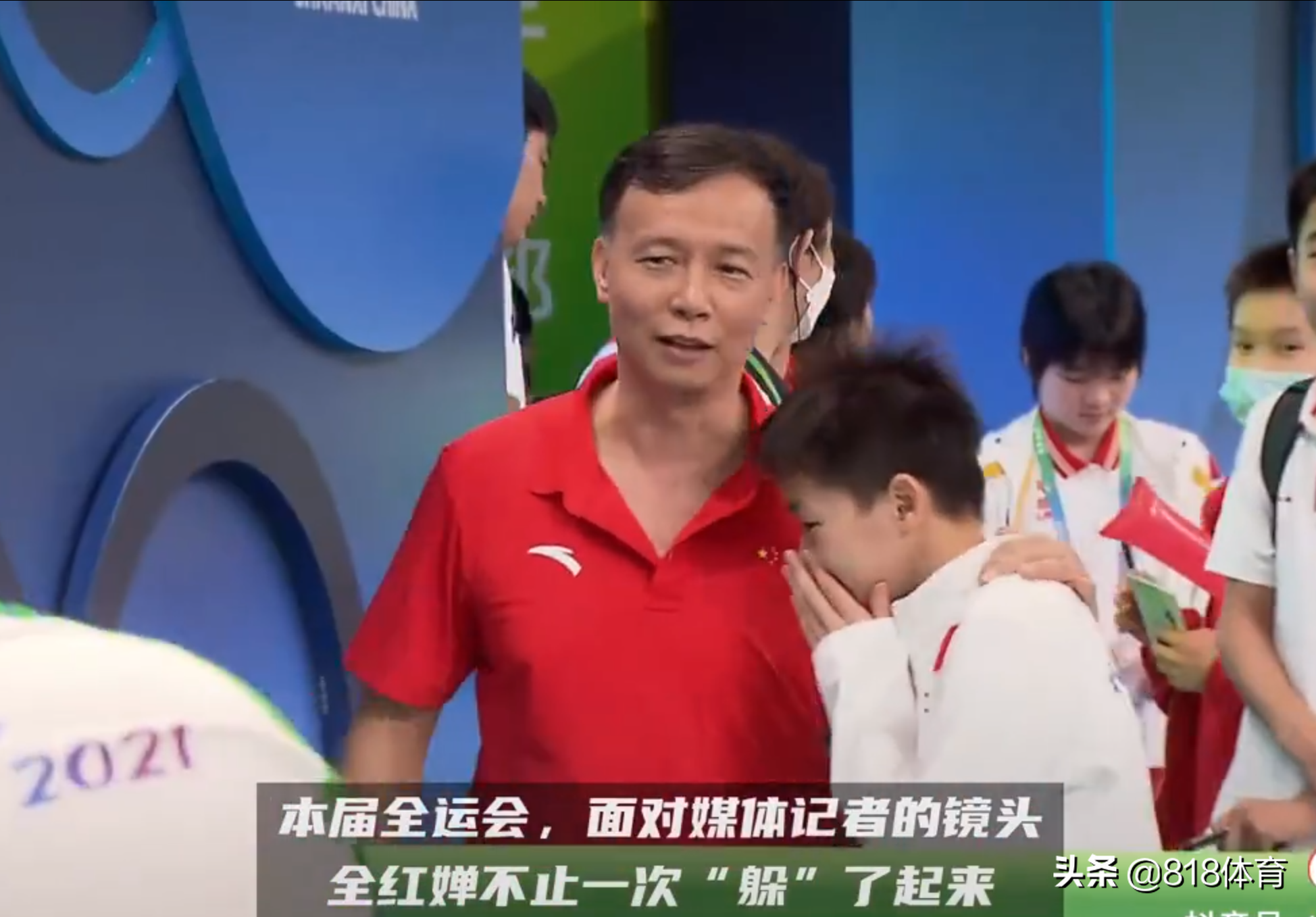 可爱!全红婵经过混采区被记者拉着采访,何教练赶紧薅衣领将她拽走