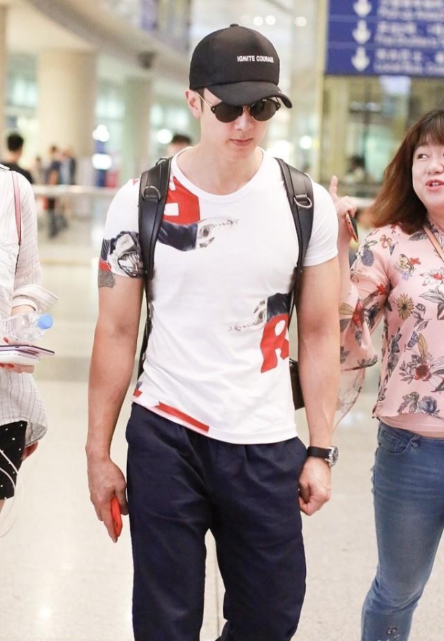 吴尊不愧是健身房CEO，T恤都要被肌肉撑开，这身材真的绝了