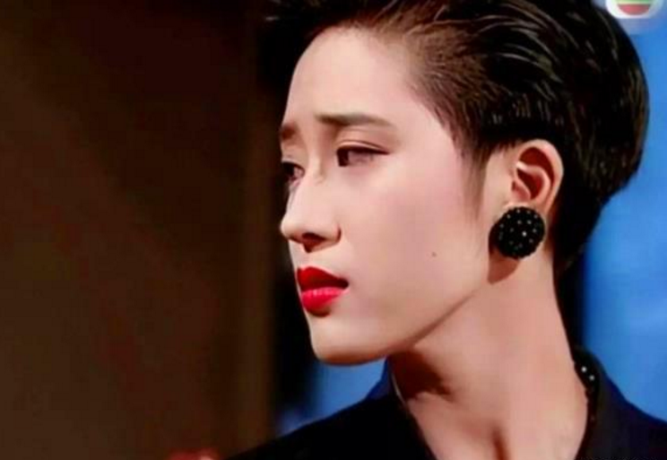 她情路坎坷：被李嘉欣老公抛弃，周慧敏老公抛