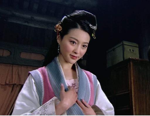 最美“金莲”甘婷婷，一袭“炼乳”裙太惊艳，