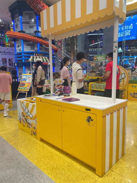 田亮一家在商场被偶遇，森碟个头高略微驼背，小亮仔爱吃糖豆