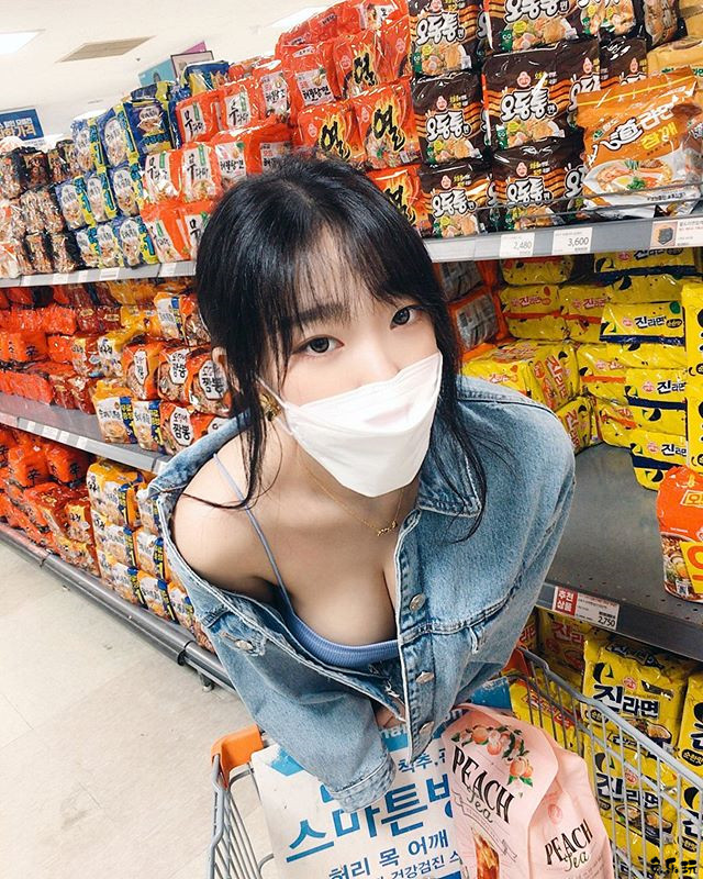 爱玩游戏的韩国人气网红模特姜仁卿（Ebichu，강인경），深夜玩游戏引骚动！