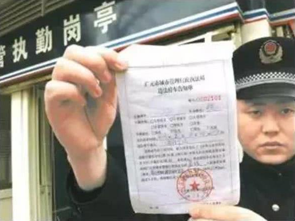 開車走神闖了紅燈，是進還是退？交警：錯與對，扣與不扣分的區(qū)別