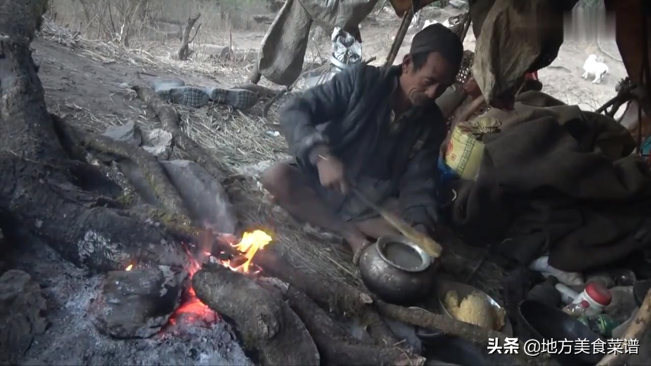 尼泊尔山区牧民特意用大米饭招待我，为表示感谢送他2000卢比