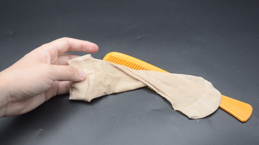 把梳子塞进丝袜里，别提多实用，家人每天抢着用，回家快试试