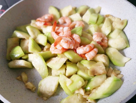 图片[5]-丝瓜和虾仁是绝配 夏天最该吃 简单一炒清爽可口 低脂高蛋白-起舞食谱网