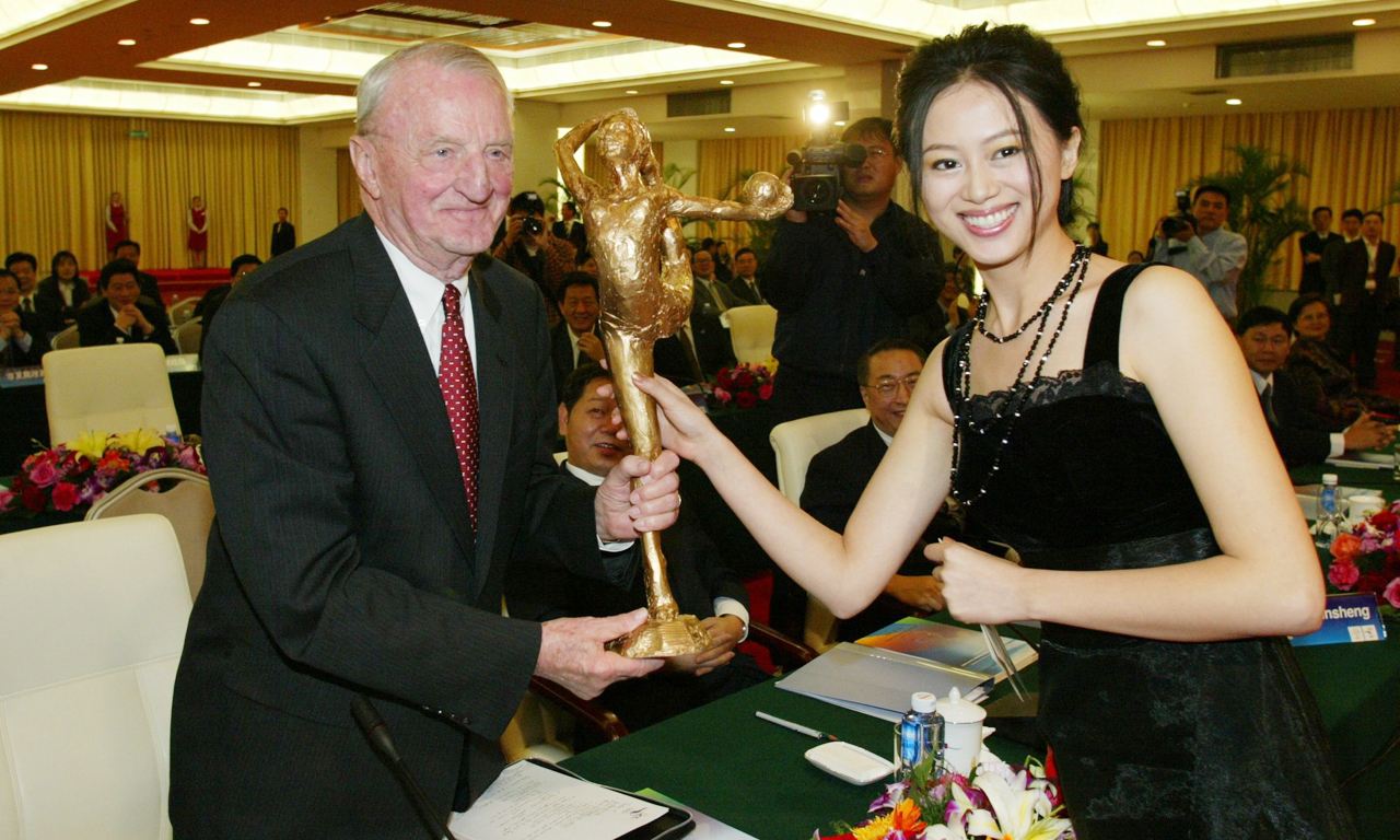 体操女神拒绝教练私下指导，19岁就退役，如今已