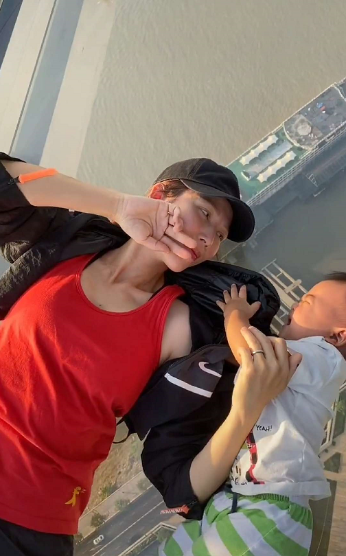 坑娃！蔡少芬让三胎儿子体验高空玻璃走廊，乐儿被吓哭表情超可怜