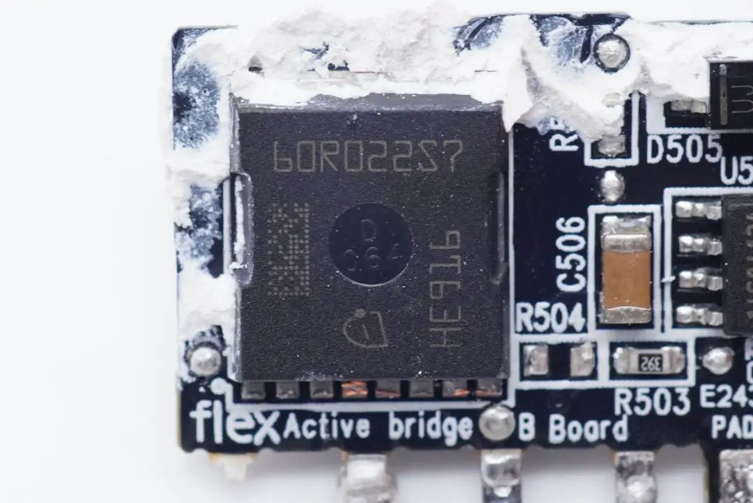 华硕最强游戏本标配300W电源，内置4颗氮化镓，内部结构揭晓