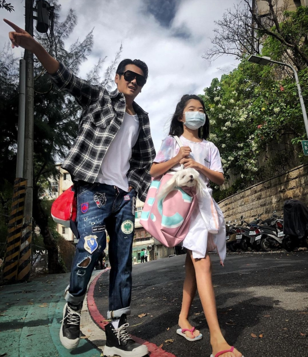 11岁曹华恩逆袭式长大，眉目清秀越来越像妈，曾儿时录综艺被嫌丑