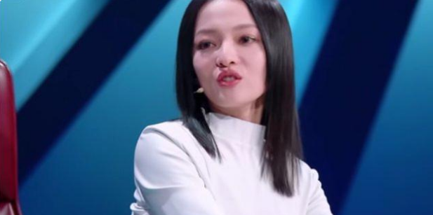 “反拿話(huà)筒”假唱事件后，跌落神壇的薩頂頂去哪了？