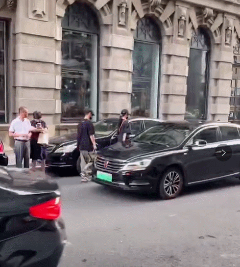 蔡少芬夫妇吃饭被偶遇，张晋紧跟老婆身后似保镖，打车出行超低调