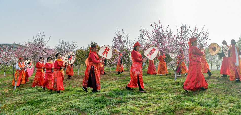 翠湖：桃花灼灼春色美，扇鼓咚咚夕阳红