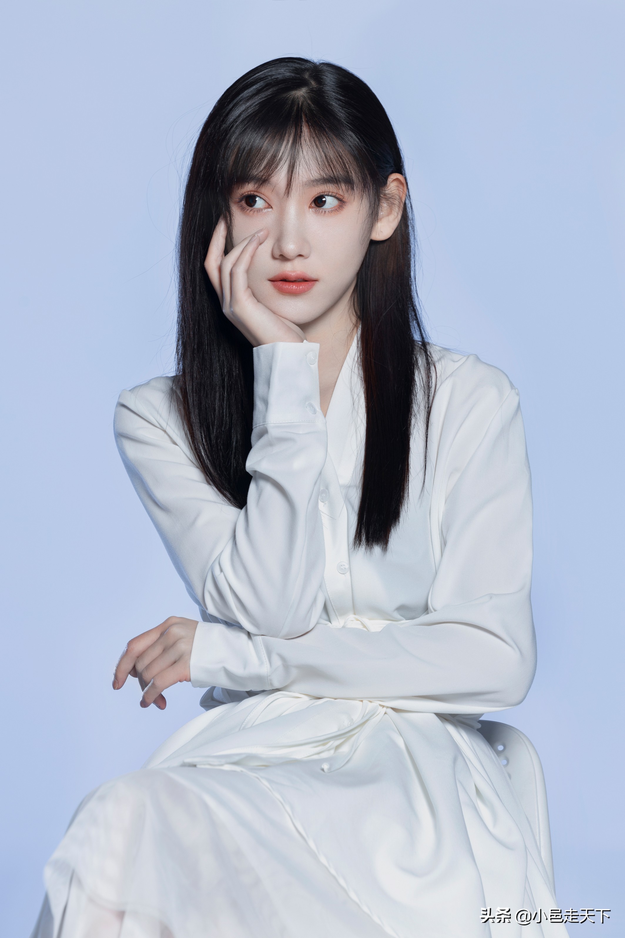 Li Muchen white dress with long hair photo - iNEWS