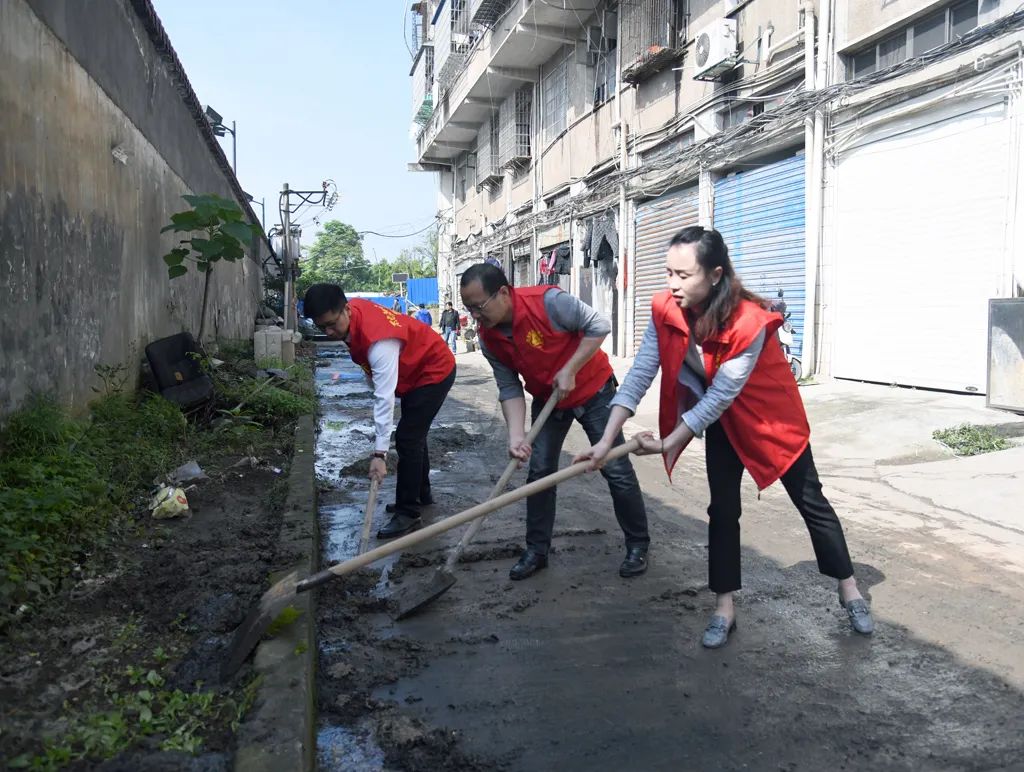 市人大常委會機關黨委組織開展“為民辦實事”清掃活動