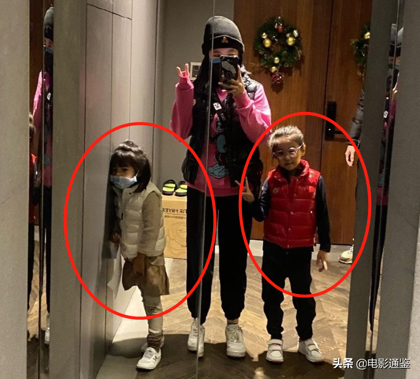 漂亮姐妹花！ 咘咘波妞穿同款衣服合影，這顏值不當童星可惜了