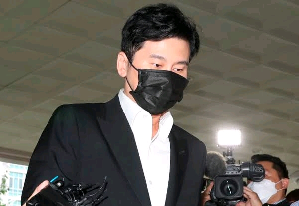 检方向YG前社长杨贤硕提起诉讼，刚solo回归的B.I金韩彬也将审判