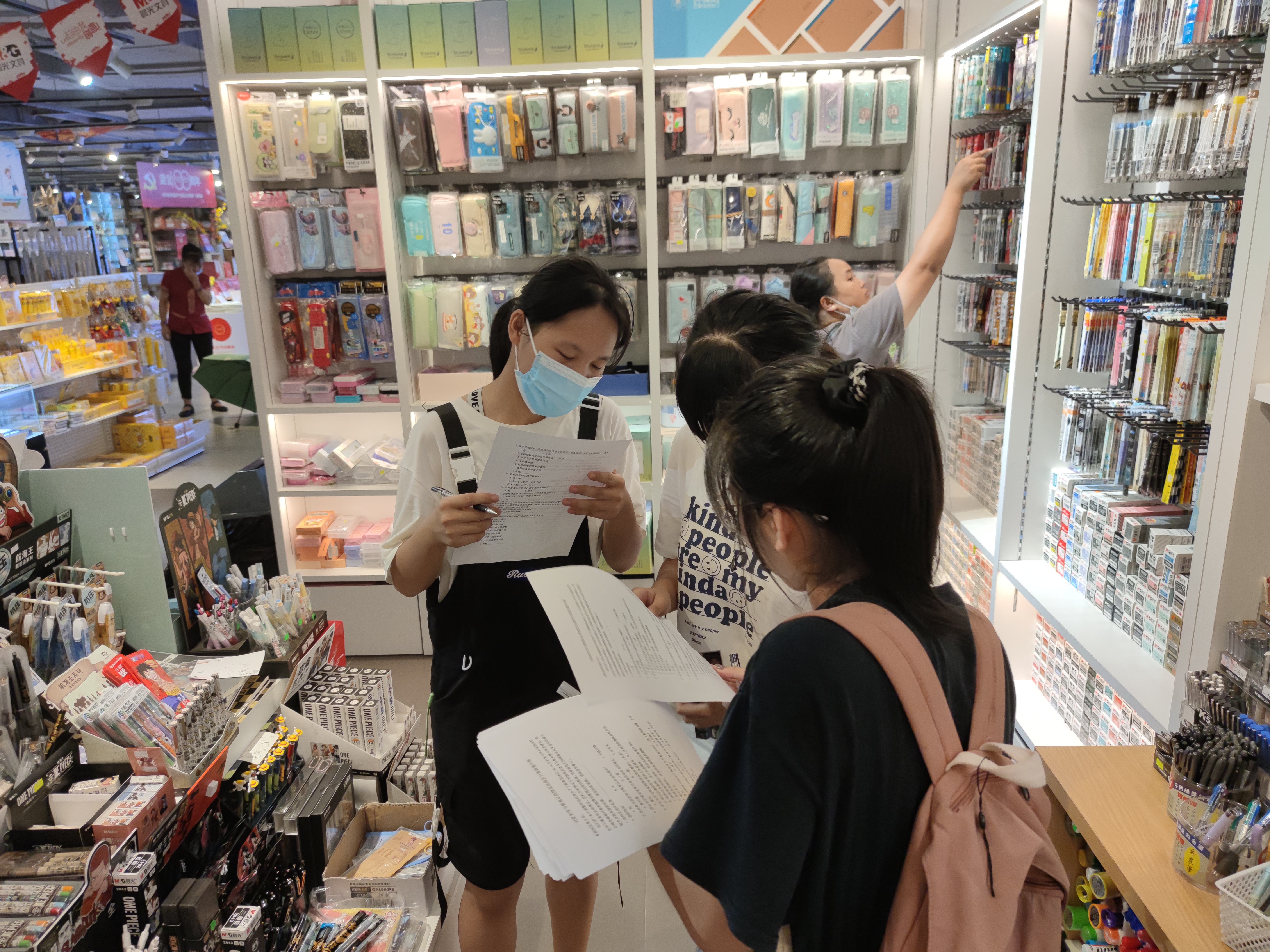“红心向党”社会实践队:走进青少年,开展线下走访调研