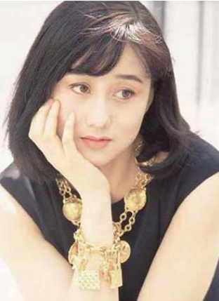 赌王出殡时，利智李连杰现身，粉丝看到照片惊呼：这根本不是利智