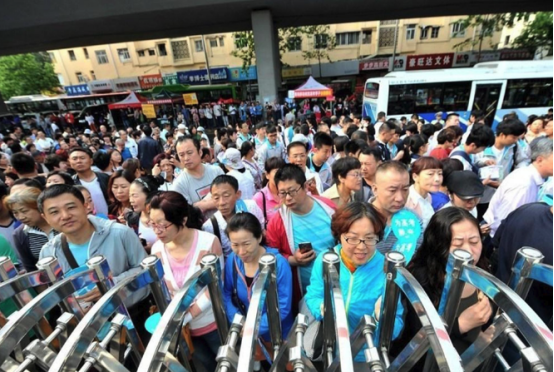 临近高考，家长需要全程“陪考”吗？不少家长都选择这样做