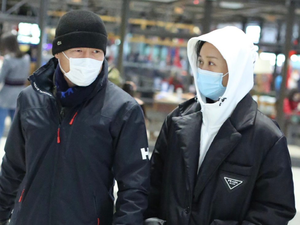 老公|那英与富豪老公合体现身机场 恩爱尽显