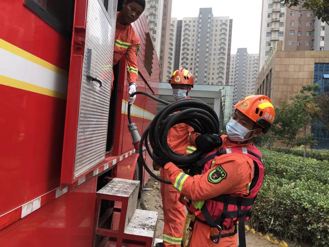 竖起你的大耳朵听听,这是一条只有声音的援豫队员消息...