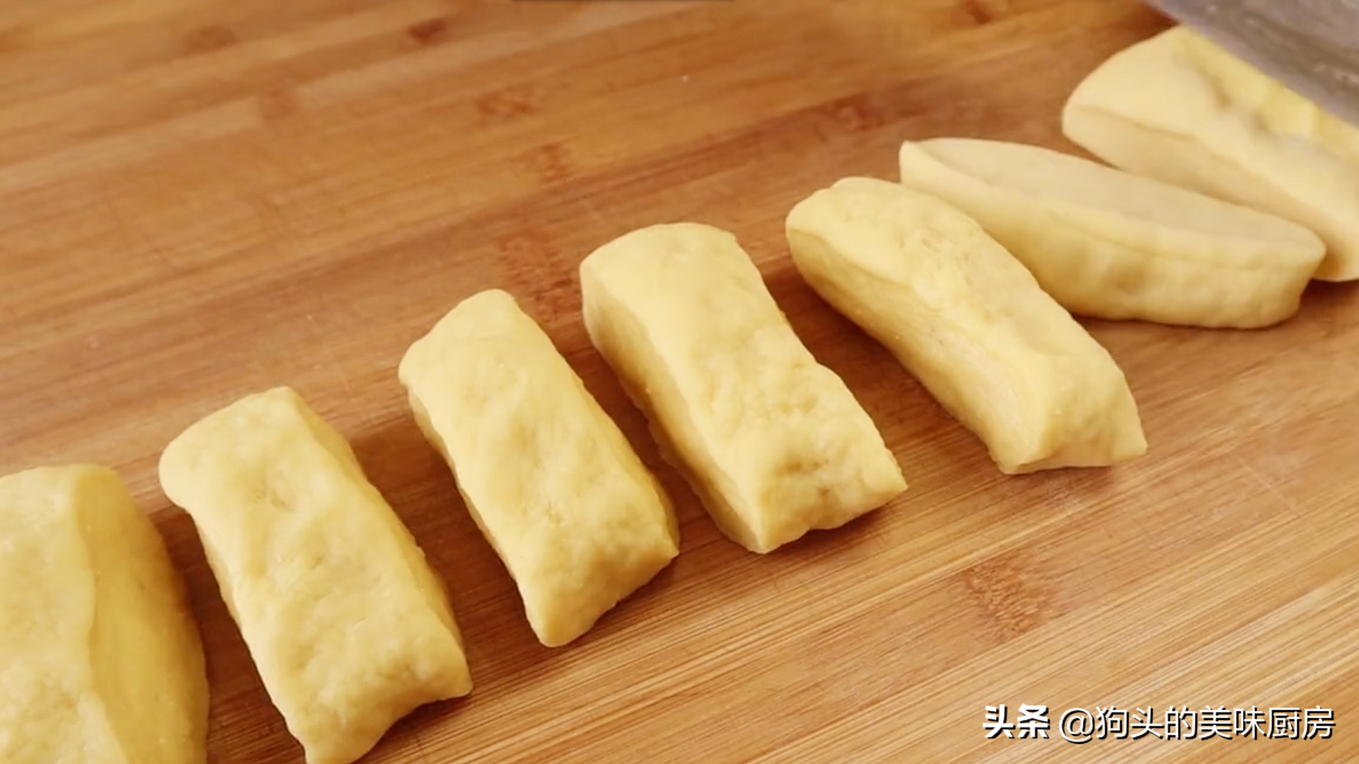 一碗麵粉，3個雞蛋，手指一戳一轉，香甜鬆軟，比買的麵包還好吃