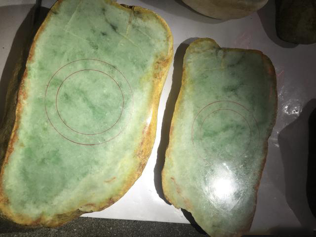 中缅边境德龙夜市一块黄皮木那厂口的原石会切出什么奇迹