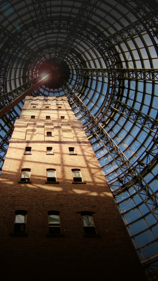 密切跟踪自己的持股，等待回升