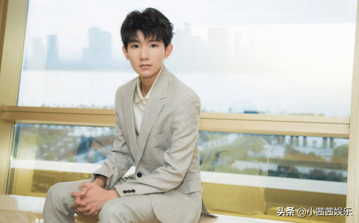 王源被曝向圈内人借钱？何炅跟欧阳娜娜也说过，王源有经济压力