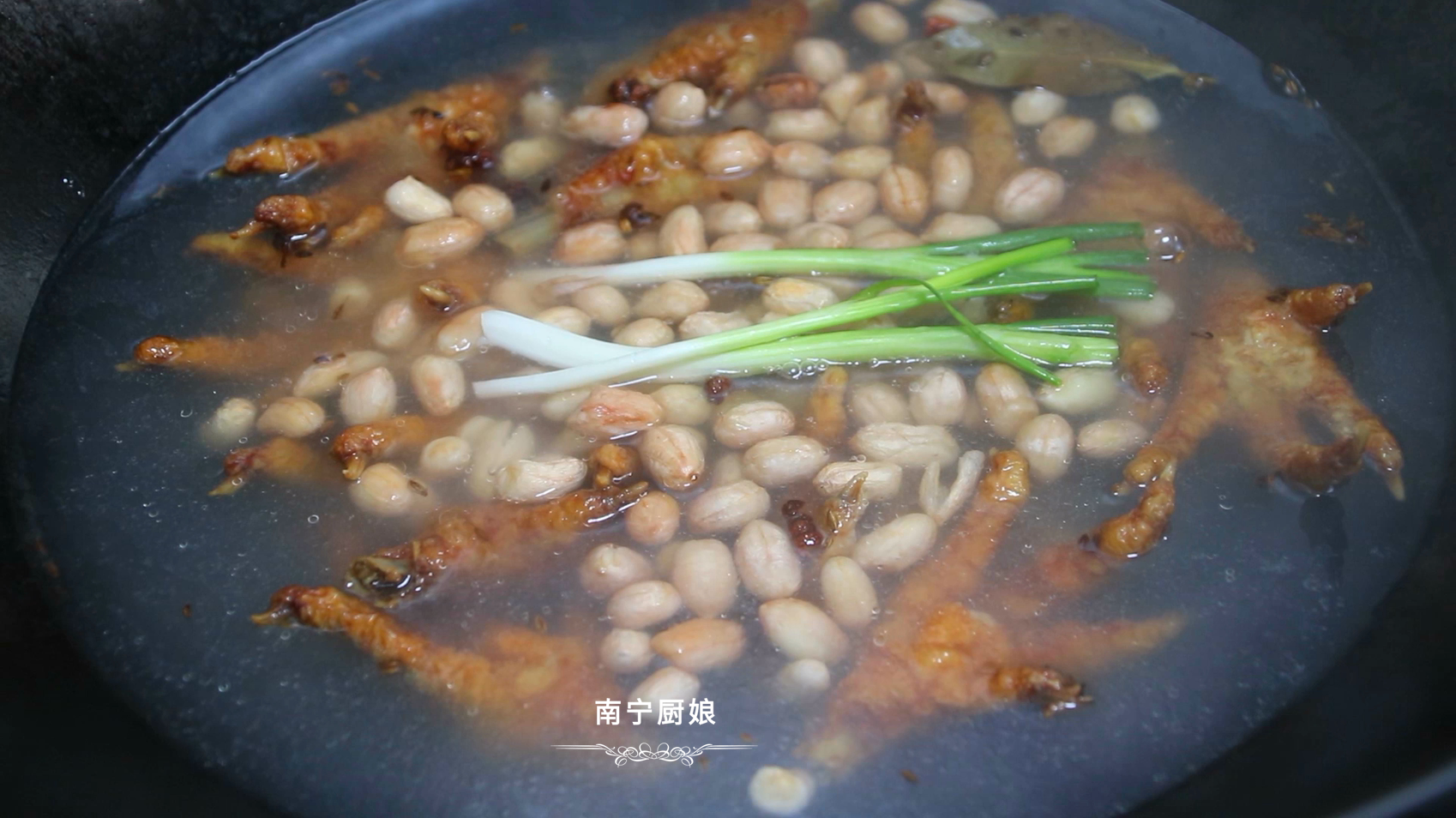 雞爪這做法太好吃了，軟糯入味，入口脫骨，難怪廣東人早茶必吃它