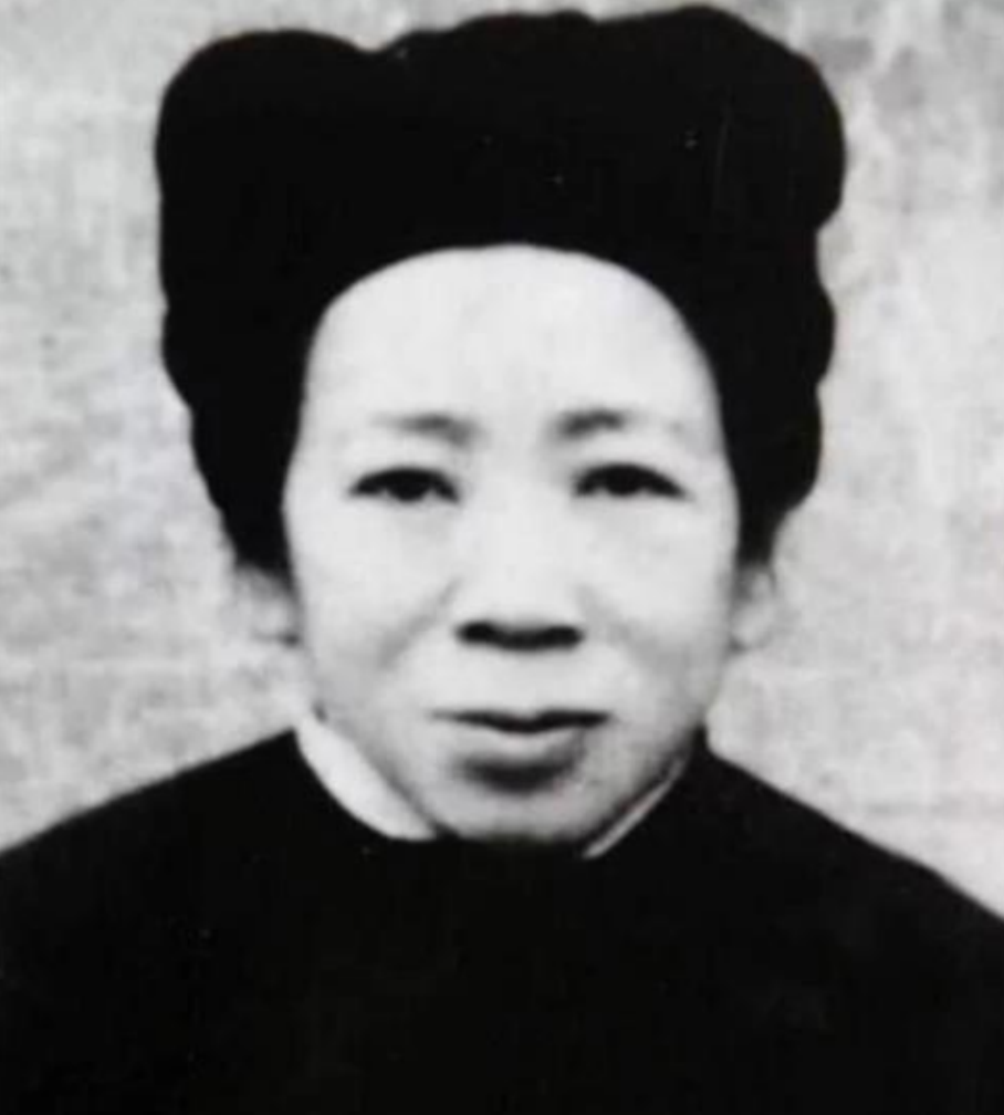 农妇为救300战士冰河产子，司令苦寻恩人39年：竟是她故意躲着？