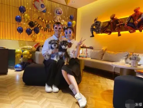 张檬为小五庆生戴情侣对戒，两人先后点赞订婚博文疑默认好事将近