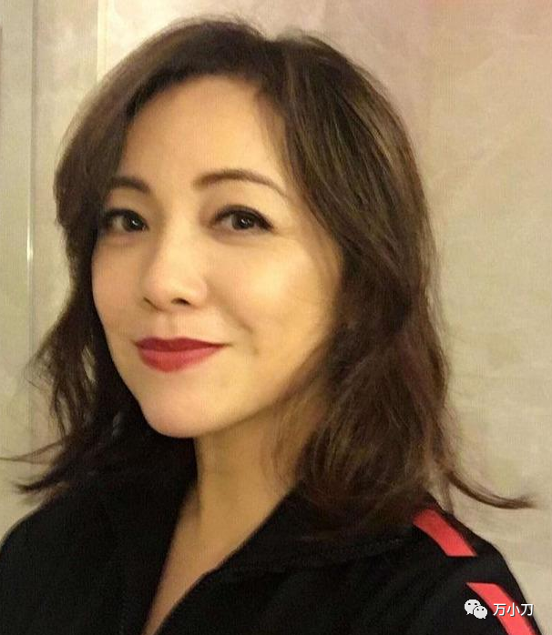 邓萃雯火辣情史：万梓良为她当街下跪，江华为她出轨而不后悔
