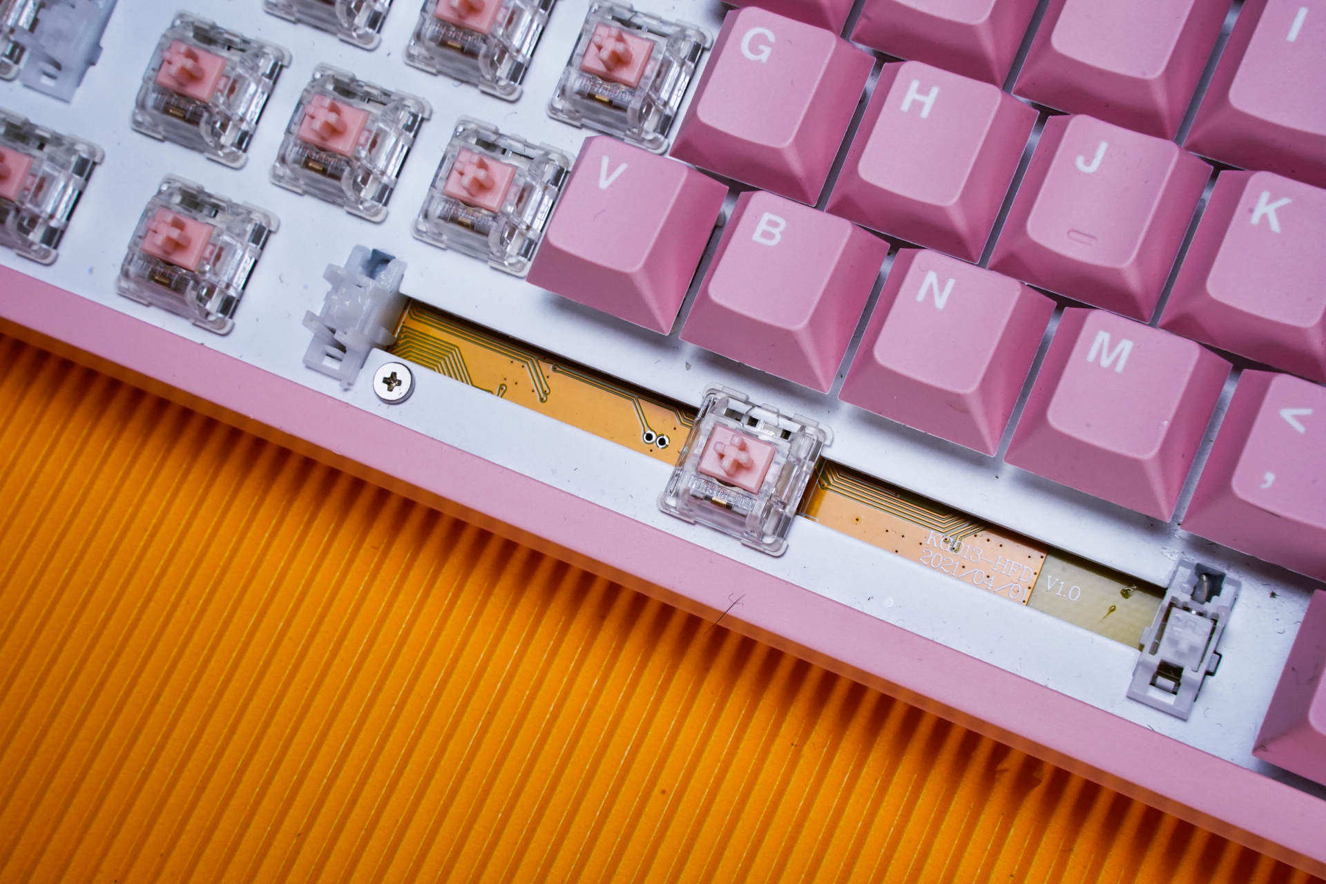 每个女生都有公主梦，送老婆个粉色黑爵K620T双模机械键盘做礼物