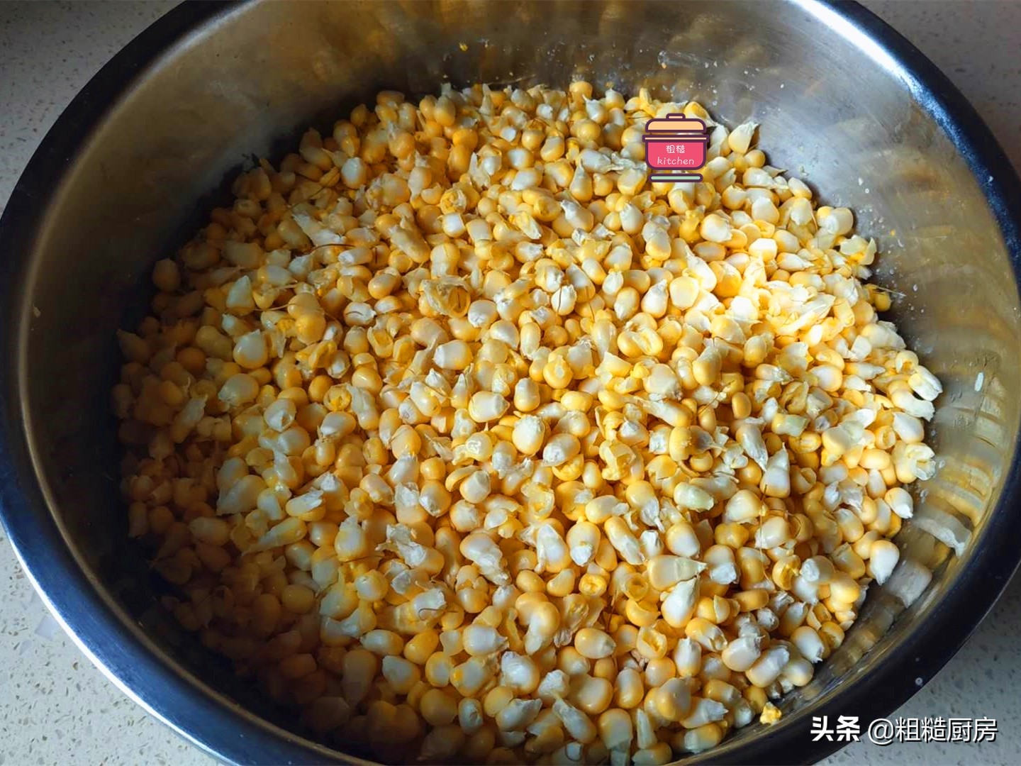 新鲜玉米别只会煮着吃，一搅一蒸，做成特色点心，清香美味又营养