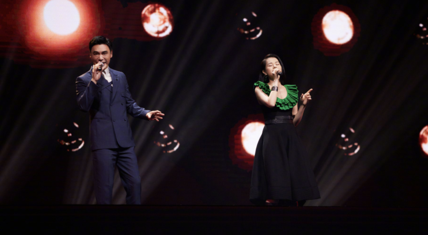 胡杏儿参加中秋晚会数月未回家，3个儿子看直播支持妈妈画面温馨