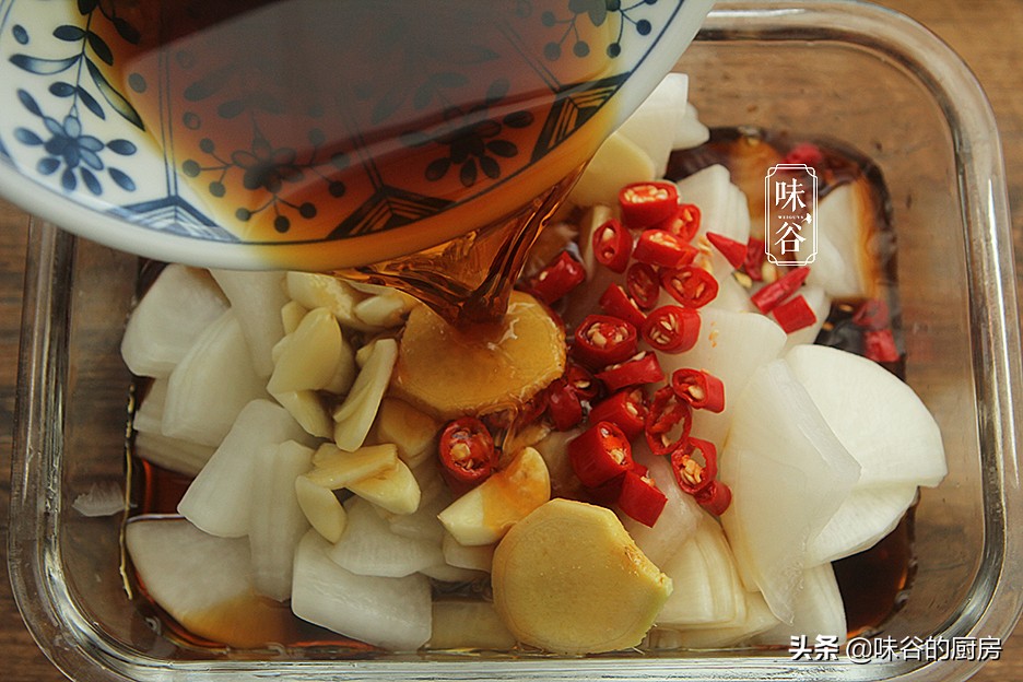 Mom has used the recipe of pickled radish for 20 years. It can be eaten on the same day. It is hot and sour and crispy.
