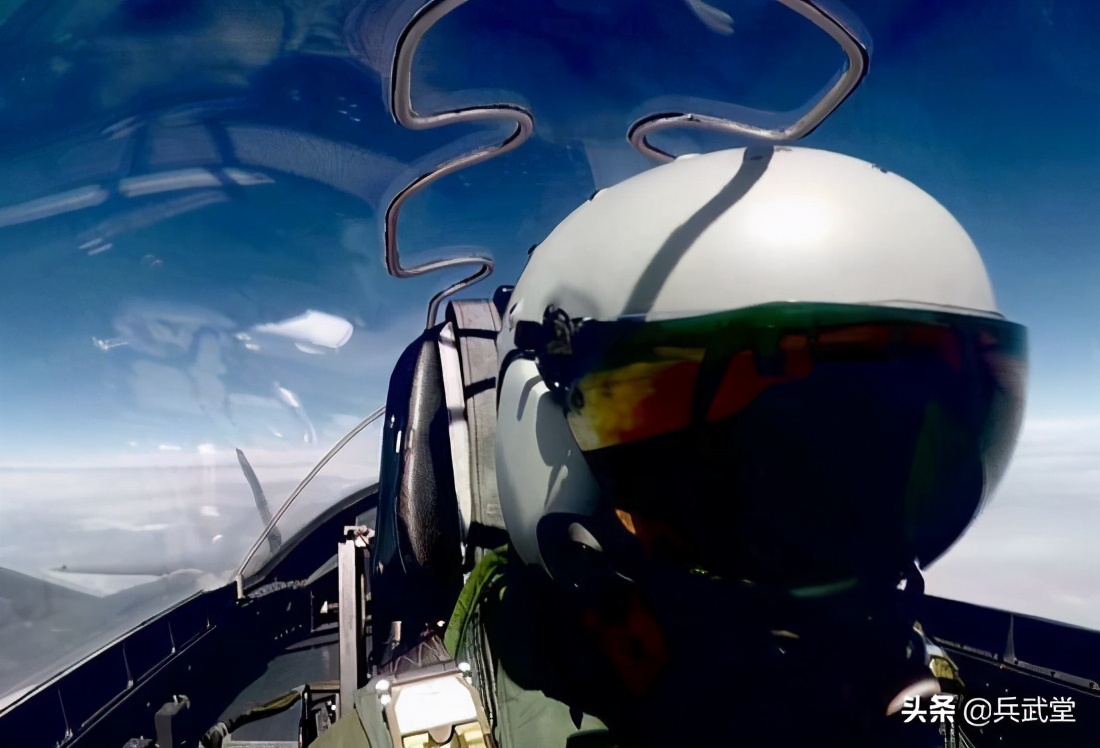 歼20头盔出现仪表盘，在护目镜上不断跳动，头显