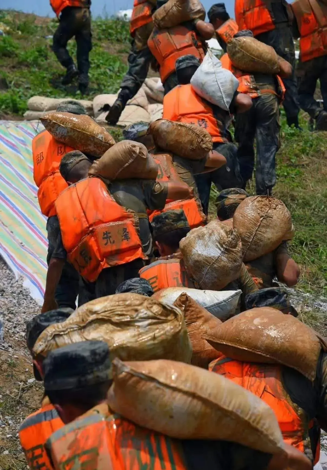 八一建军节，向可敬可爱的中国军人致敬