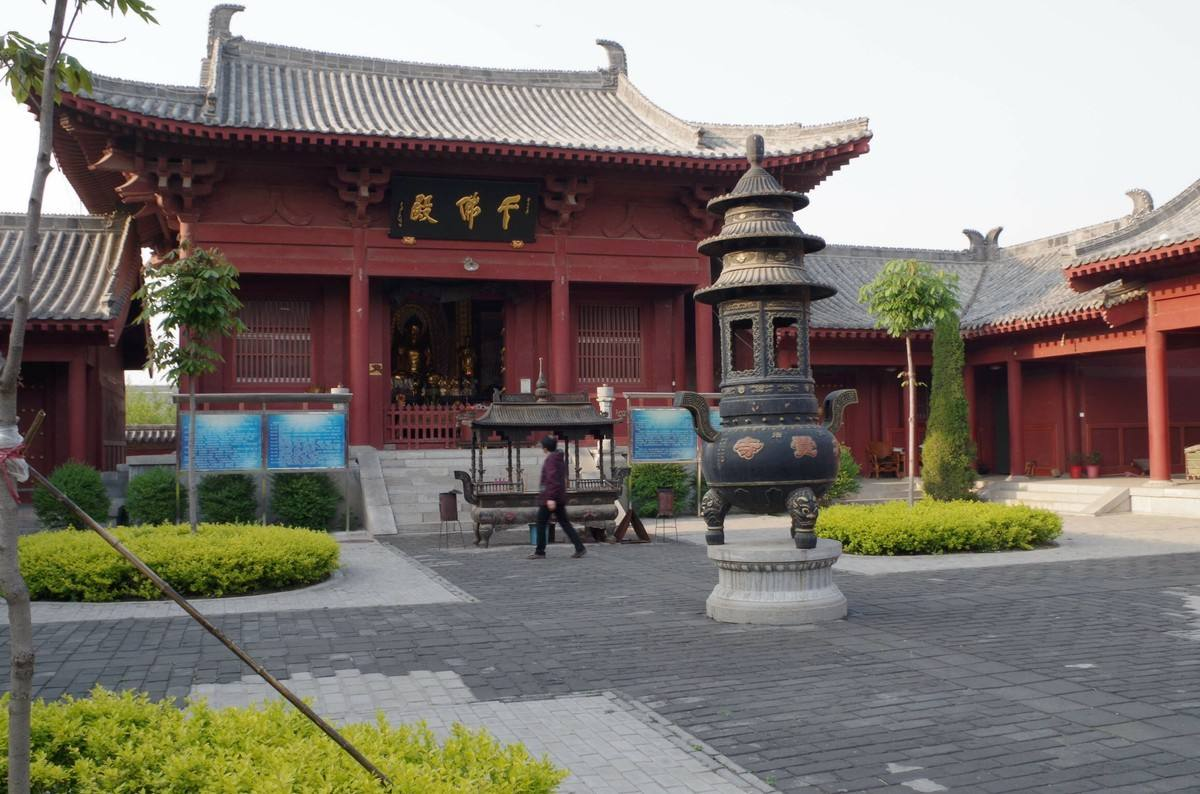 A thousand-year-old temple in Beijing, contains the "eight unique" temples, the ancient charm makes people forget to return