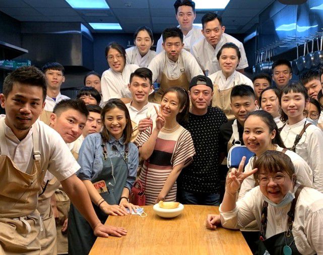 林心如晒下厨动态意外公开女儿声音，霍建华边等吃边陪小海豚玩