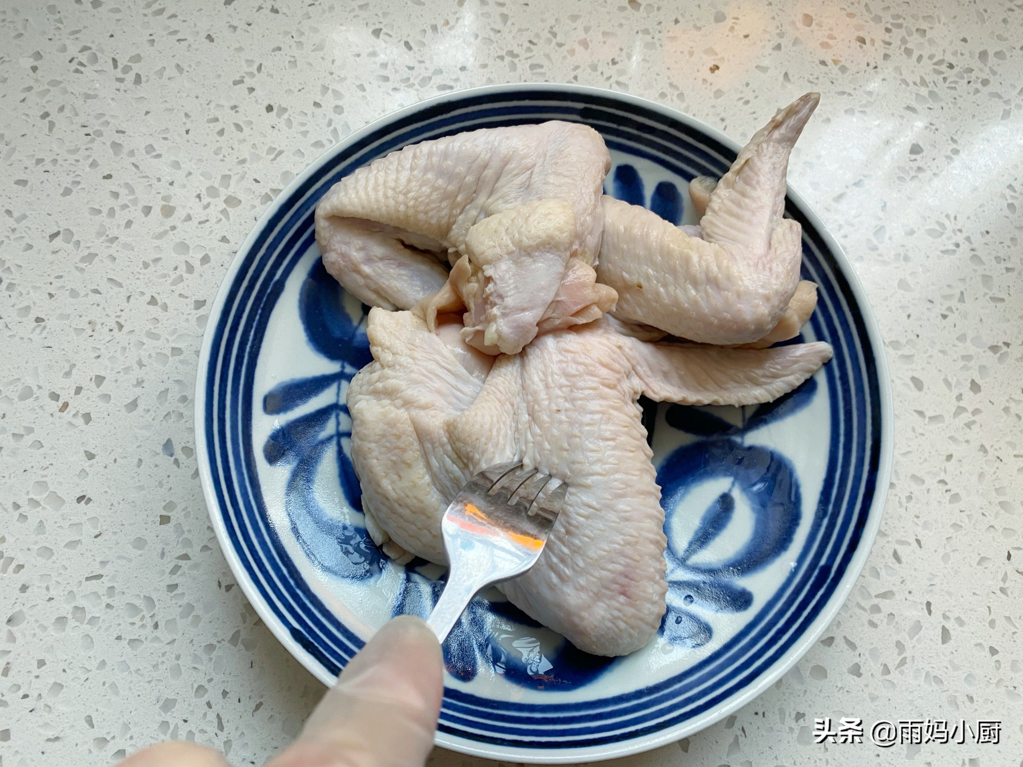 不用油炸不用紅燒，在家做焦香誘人的蒜香烤全翅，好吃到舔手指